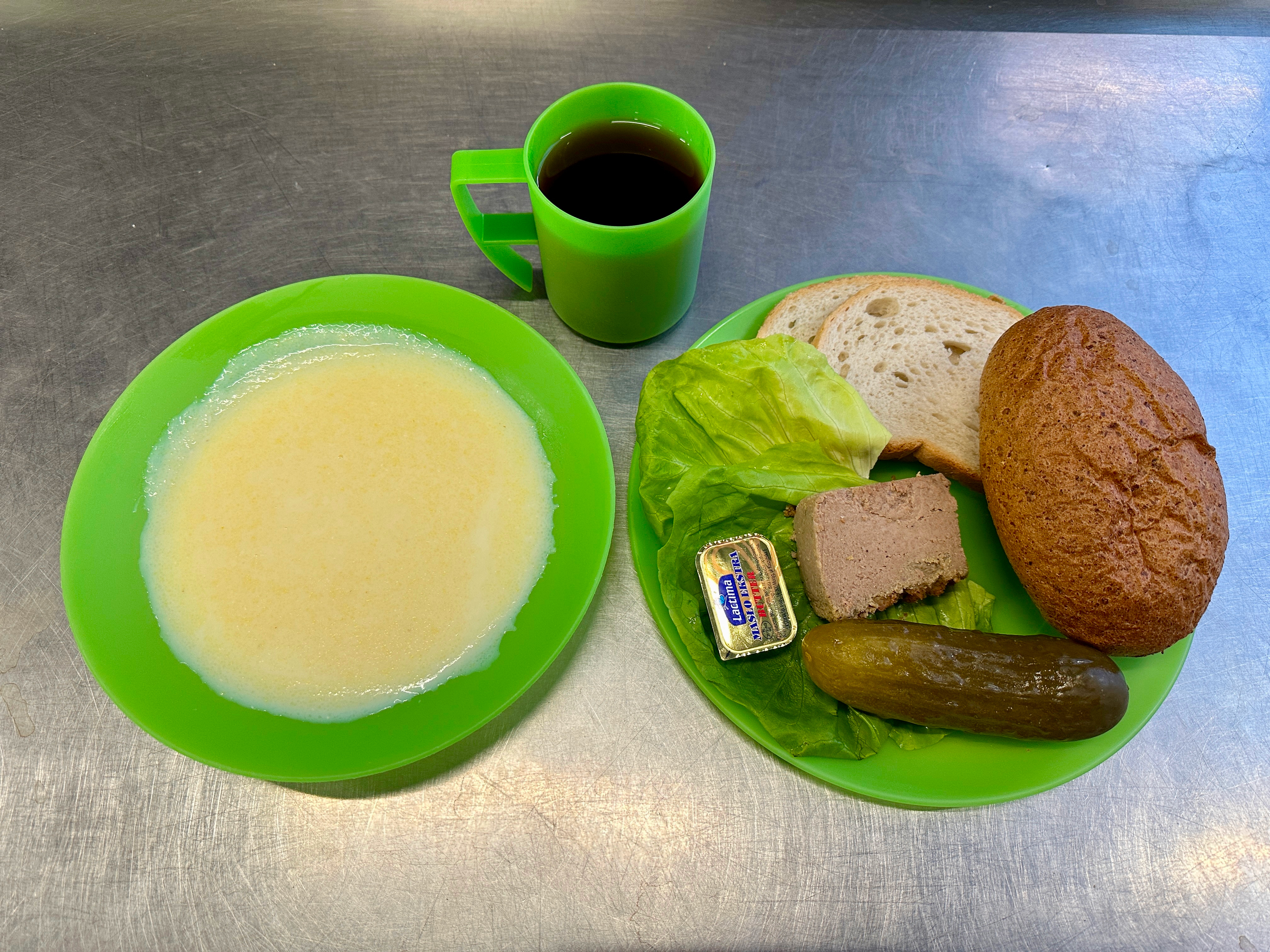 2 04 dobry posilek sniadanie - zupa mleczna, napój , bułka, ogórek, masło sałata, pasztet na zielonej zastawie